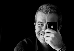Retrato de @phroc en blanco y negro con su iPhone 3GS