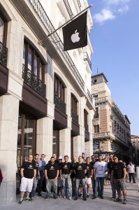 Grupo de socios del GUMCAM delante de la Apple Store de Sol